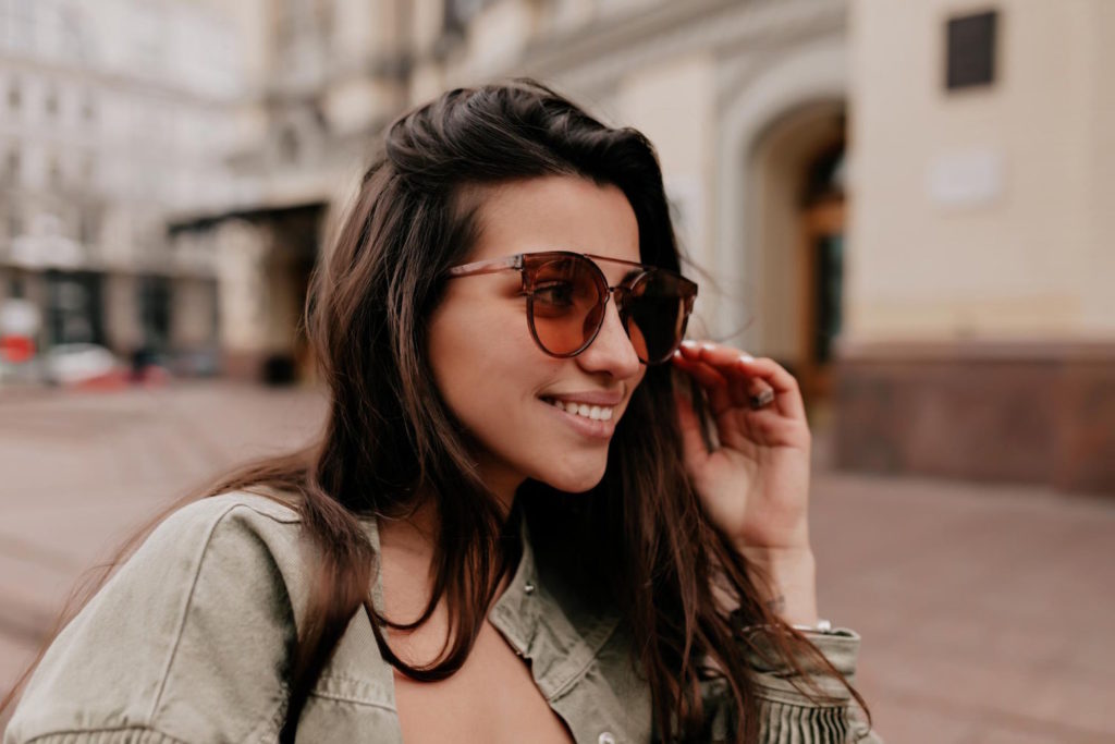 Okulary przeciwsłoneczne Versace to synonim luksusu, elegancji i najwyższej jakości. Nie tylko chronią oczy przed szkodliwym promieniowaniem UV, ale również stanowią stylowy dodatek do naszej garderoby